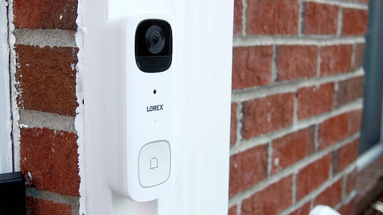 Видеодомофон Lorex 2K Wi-Fi снимает в 2K, хранит записи на карте 32 ГБ. Батарейная версия 150, проводная 189. Простая установка, но звонок докупается.