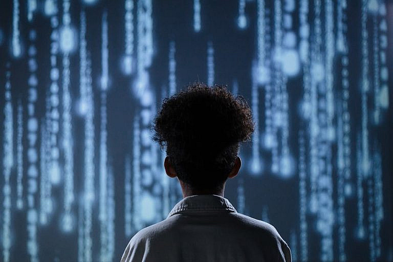 Искусственный интеллект в 2025 году трансформирует бизнес: от онлайн-казино до моды и сельского хозяйства, меняя подходы и поднимая этические вопросы.