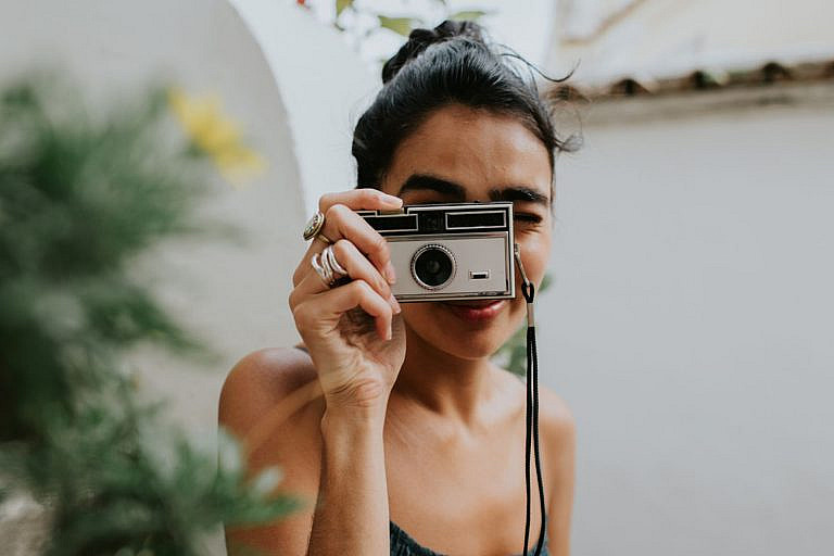 Обзор компактных камер для путешествий: Fuji X Half, Instax Pal, Canon PowerShot G7X Mark II, Ricoh GR IIIx, Sony Alpha A6000, Fujifilm X-T30 и Sony RX0 II.