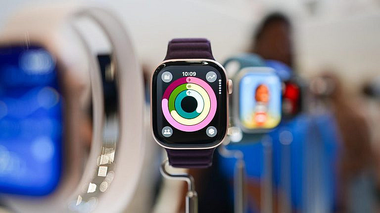 WatchOS 26 для Apple Watch: 8 новых функций, включая Liquid Glass, ИИ-тренера и Live Translation. Обновление для Series 6 и новее.