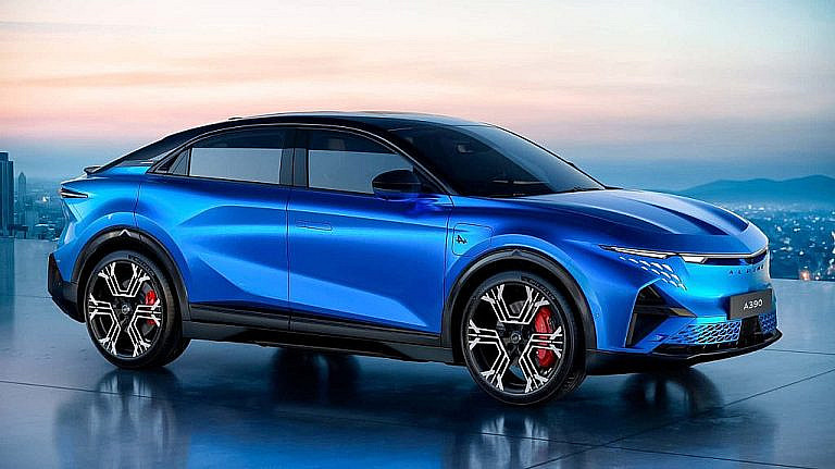 Alpine A390 первый полностью электрический кроссовер с тремя моторами, запасом хода до 555 км и спортивным дизайном. Конкурент Porsche Macan EV.