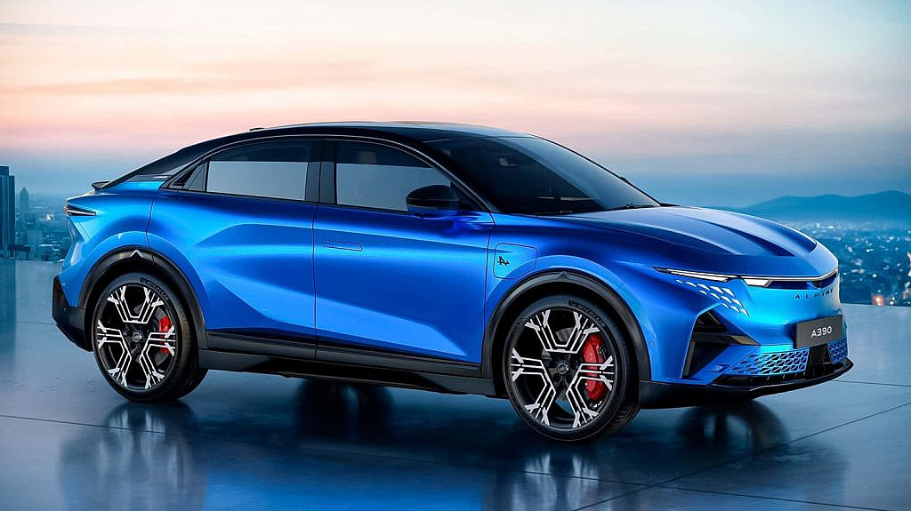 Alpine A390 первый полностью электрический кроссовер с тремя моторами, запасом хода до 555 км и спортивным дизайном. Конкурент Porsche Macan EV.