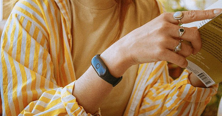 Amazon купила Bee, разработчика носимых гаджетов с ИИ. CMF Watch 3 Pro за 99 с ChatGPT. Microsoft Surface Laptop с 5G за 1800. Google Photos анимирует фото. Facer для Wear OS 6.