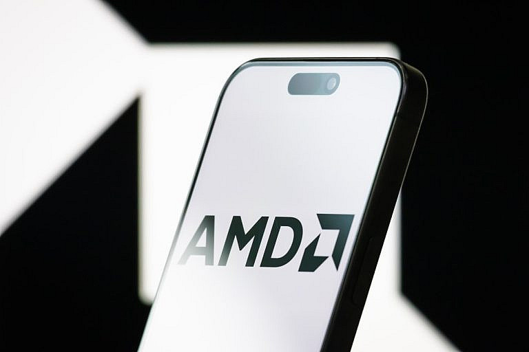 AMD купила стартап Enosemi для развития кремниевой фотоники, ускоряющей передачу данных в ИИ-системах. Сделка усилит позиции AMD в конкурентной гонке с Intel и Nvidia.