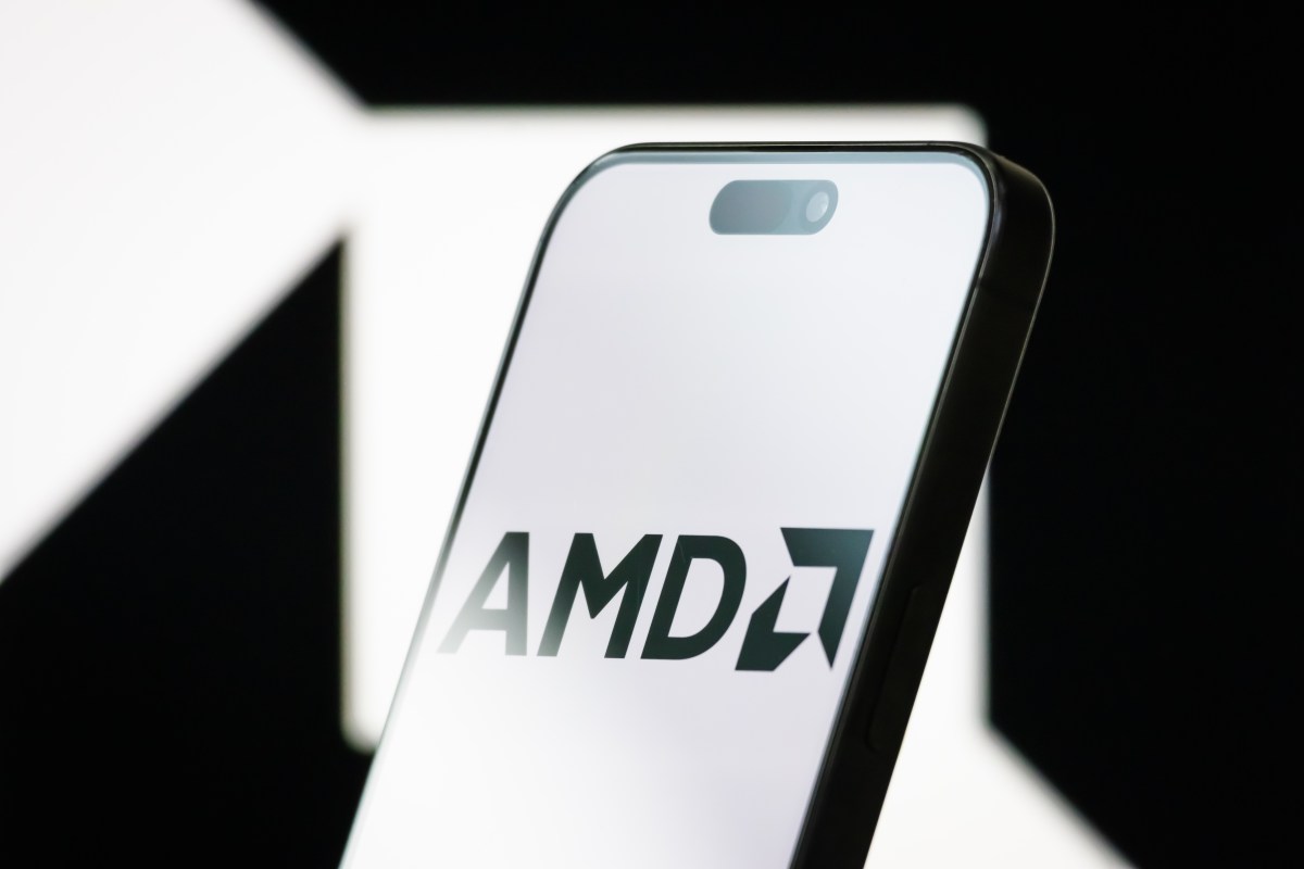 AMD купила стартап Enosemi для развития кремниевой фотоники, ускоряющей передачу данных в ИИ-системах. Сделка усилит позиции AMD в конкурентной гонке с Intel и Nvidia.