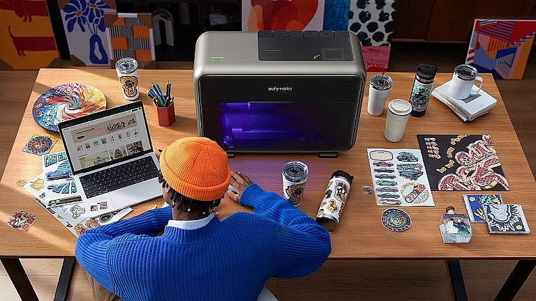Anker Innovations возвращается в нишевые рынки с новыми продуктами: робот-косилка Eufy и UV-принтер EufyMake E1. Успех на Kickstarter и высокие продажи.