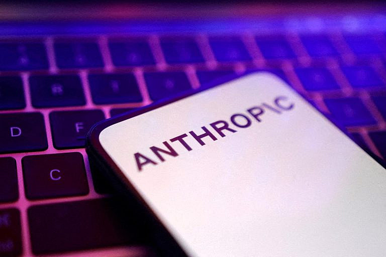 Anthropic фокусируется на корпоративных клиентах, предлагая ИИ-ассистента Claude для профессионалов и разработчиков. Премиум-подписка привлекает продвинутых пользователей.
