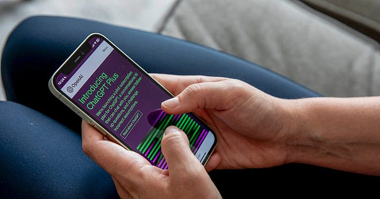 Apple может отказаться от своей AI-модели в пользу OpenAI или Anthropic, чтобы догнать конкурентов в гонке искусственного интеллекта.