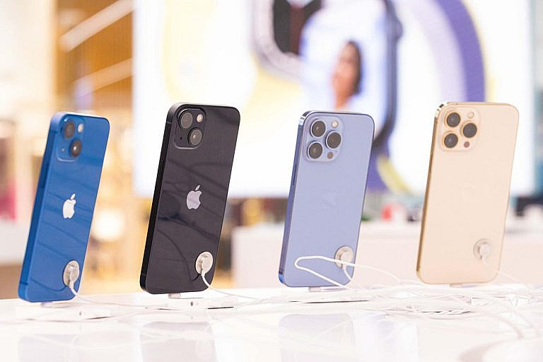 Apple добавила спутниковую связь для iPhone 13 в iOS 18.5: автоматическая передача текстов без наведения на спутник. Пока только для T-Mobile в США.