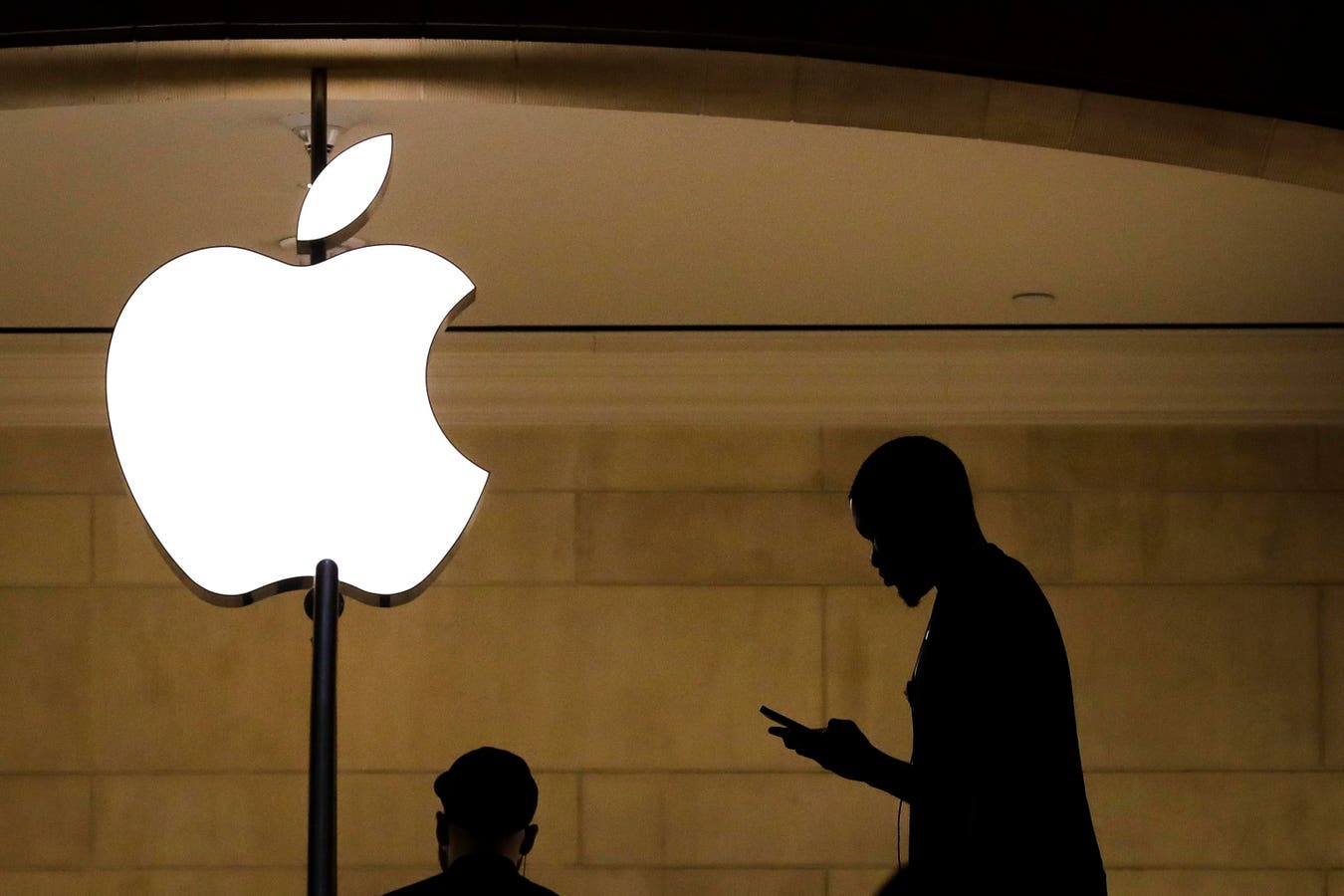 Новый iPhone 17 Air: ультратонкий дизайн 5,5 мм, вес 145 г, батарея 2800 мАч. Компромисс между минимализмом и автономностью.