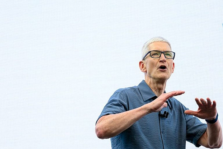 Apple осторожно развивает ИИ, откладывая ключевые анонсы. Кук объясняет задержки качеством и безопасностью, несмотря на давление конкурентов.