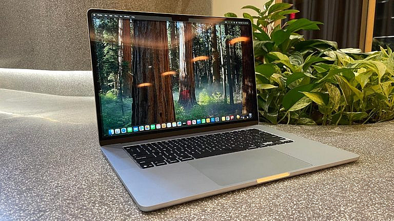 Apple готовит бюджетный MacBook на чипе A18 Pro из iPhone 16 Pro. Новый 13-дюймовый ноутбук в цветах и умные очки без дисплея.