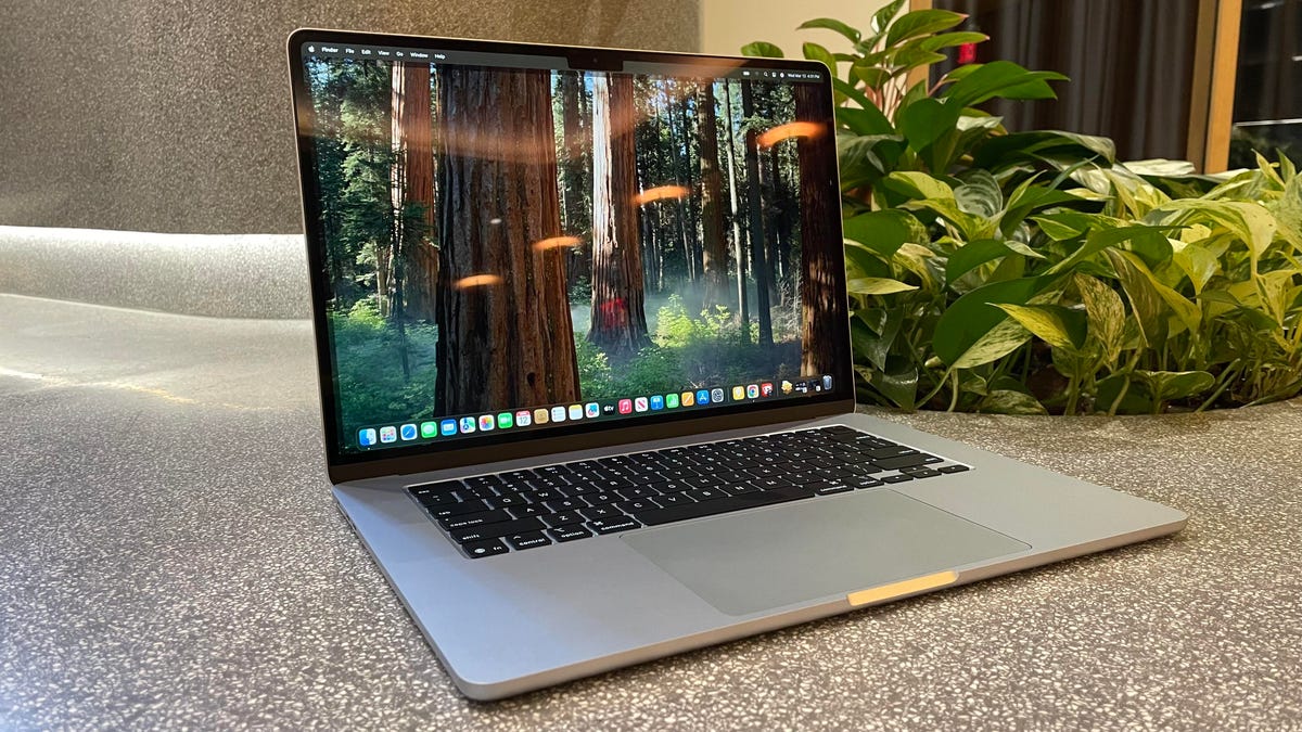 Apple готовит бюджетный MacBook на чипе A18 Pro из iPhone 16 Pro. Новый 13-дюймовый ноутбук в цветах и умные очки без дисплея.