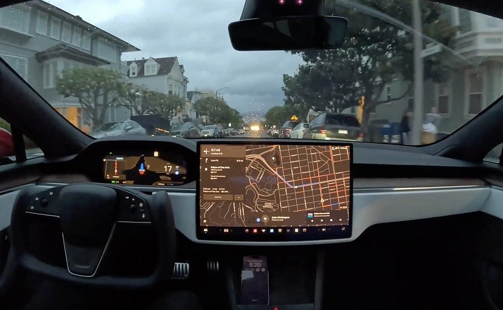 Поправка CEE-ONU разрешает Tesla FSD в Европе с 26.09.2025, включая System-Initiated Manoeuvres. Новые правила изменят автономное вождение, но ответственность останется на водителе.
