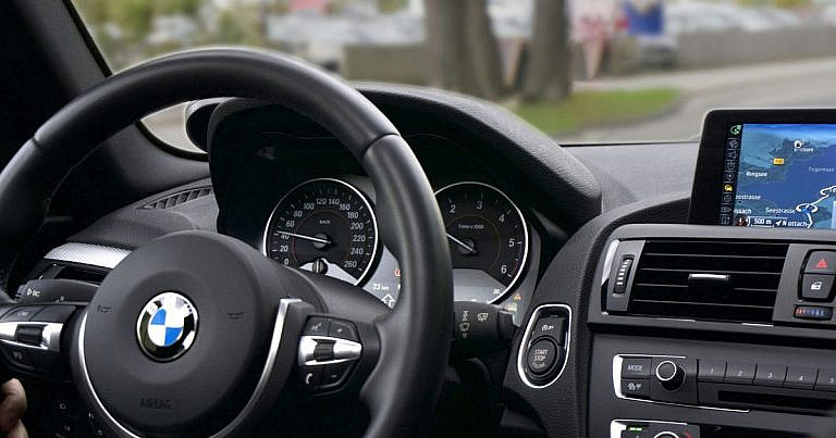 Беспроводной адаптер CarPlay для авто без заводской поддержки. Быстрое подключение через Bluetooth 5.0 и Wi-Fi 5.8 ГГц. Цена 40,99 .