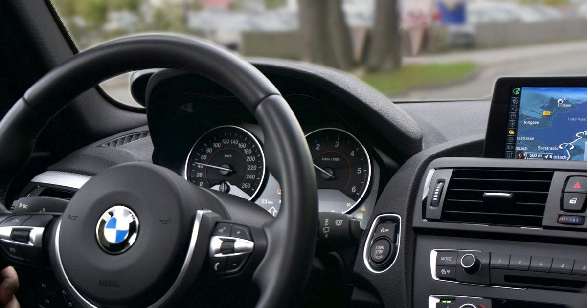 Беспроводной адаптер CarPlay для авто без заводской поддержки. Быстрое подключение через Bluetooth 5.0 и Wi-Fi 5.8 ГГц. Цена 40,99 .