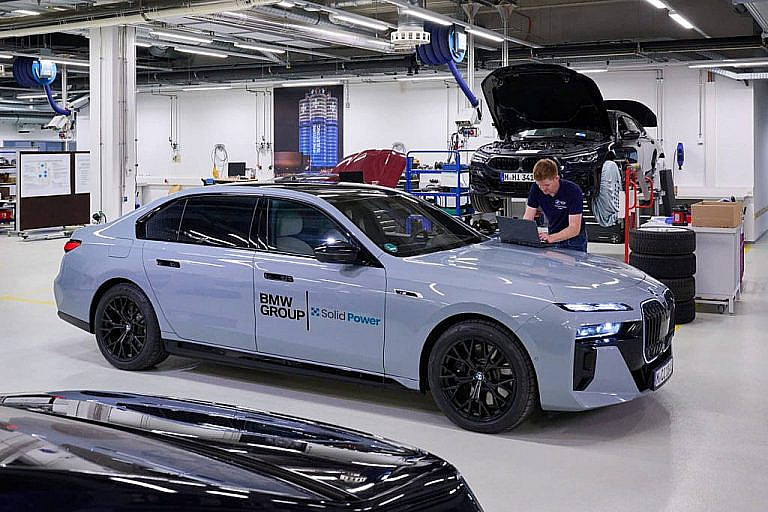 BMW тестирует электромобиль i7 с твердотельными батареями. Новые аккумуляторы обещают большую безопасность и быструю зарядку. Серийные модели к 2028 году.