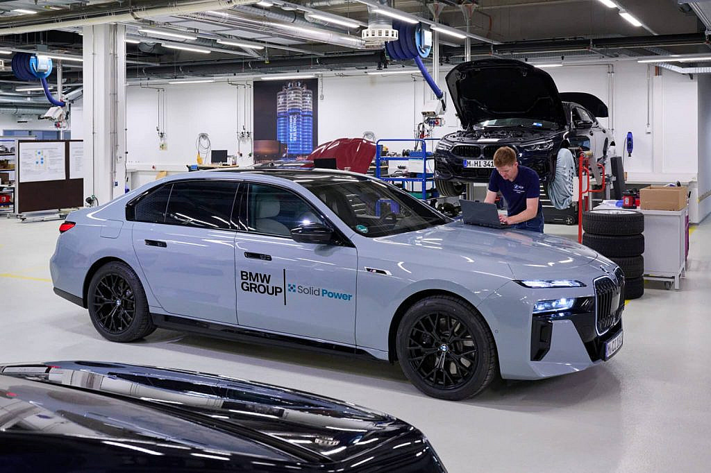 BMW тестирует электромобиль i7 с твердотельными батареями. Новые аккумуляторы обещают большую безопасность и быструю зарядку. Серийные модели к 2028 году.