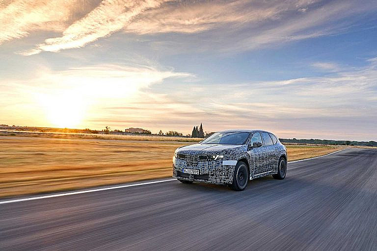 BMW iX3 2025: электрический кроссовер с запасом хода 800 км, революционной системой iDrive и поддержкой зарядки до 400 кВт. Дебют на IAA Mobility.