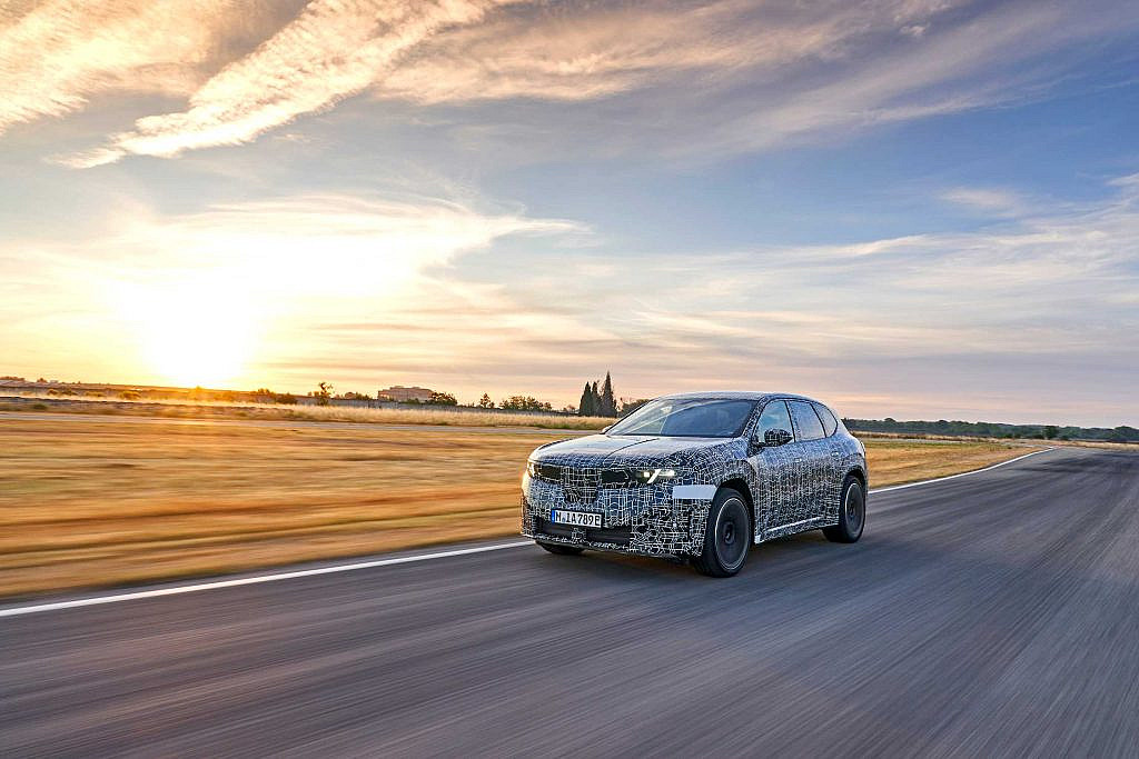BMW iX3 2025: электрический кроссовер с запасом хода 800 км, революционной системой iDrive и поддержкой зарядки до 400 кВт. Дебют на IAA Mobility.