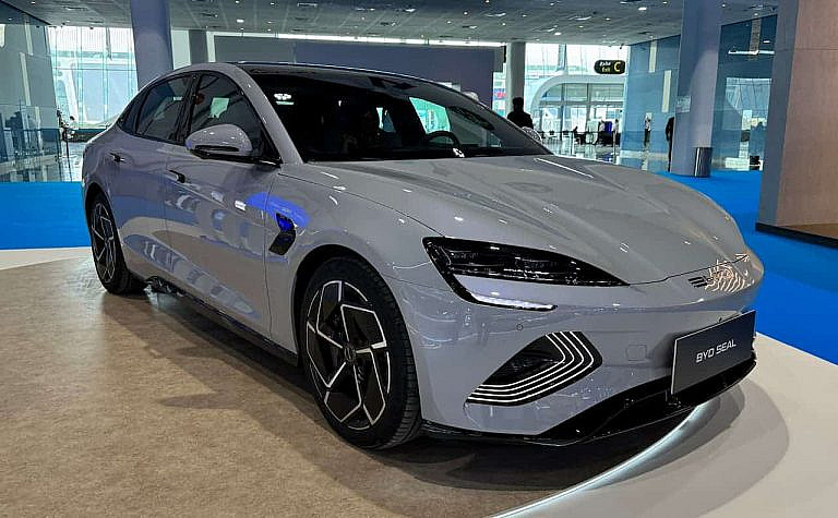 В апреле 2025 BYD впервые обогнал Tesla по продажам электромобилей в Европе. Анализ причин: устаревшие модели Tesla, рост китайских брендов и стратегия BYD.