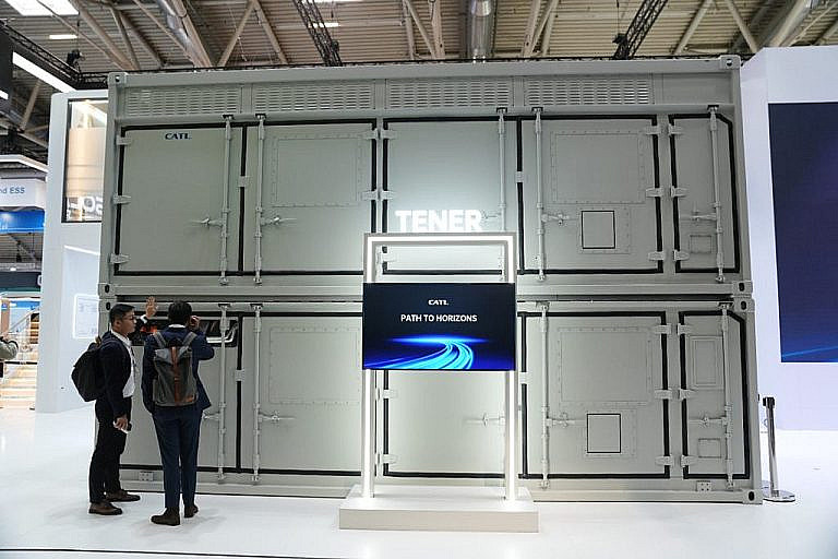 CATL представила систему Tener Pack емкостью 9 МВтч для зарядки 150 электромобилей. LFP-аккумуляторы, модульная конструкция и рекордная плотность энергии.