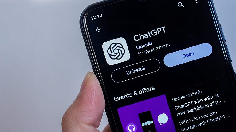 OpenAI представила коннекторы для ChatGPT, позволяющие подключаться к Google Drive, Gmail и другим сервисам для точных ответов.