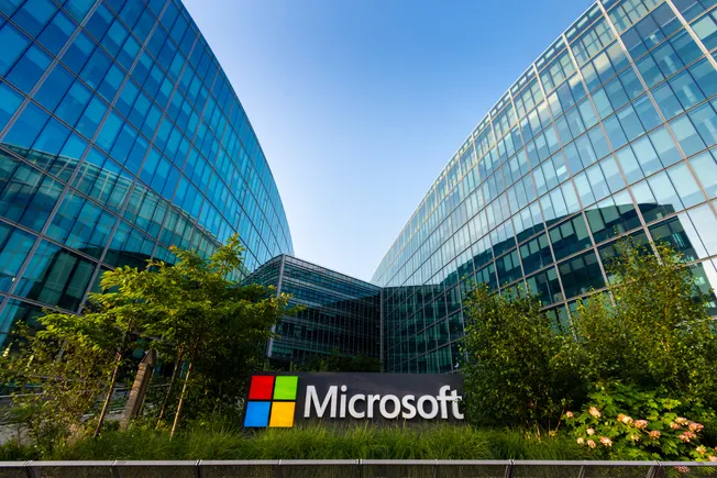 CISA и Microsoft обновили рекомендации по устранению уязвимости CVE-2025-53786 в Exchange Server. Важно установить обновления и проверить системы.