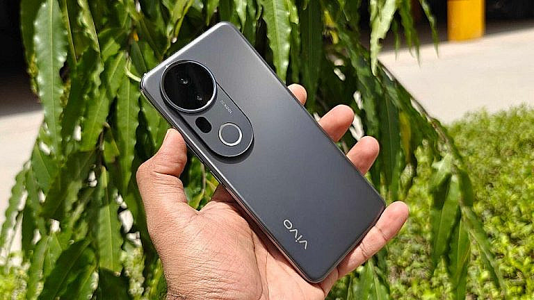 Vivo T4 Ultra с Dimensity 9300 и FuntouchOS 15 выйдет 11 июня в Индии. OLED-экран, тройная камера, батарея 5500 мАч. Цена от 35 000 рупий.