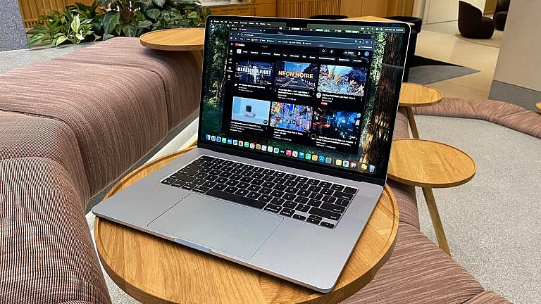 Apple готовит бюджетный MacBook с чипом A18 Pro от iPhone 16 Pro. Экран 13 дюймов, цвета на выбор, цена ниже 700. Релиз в 2025-2026.