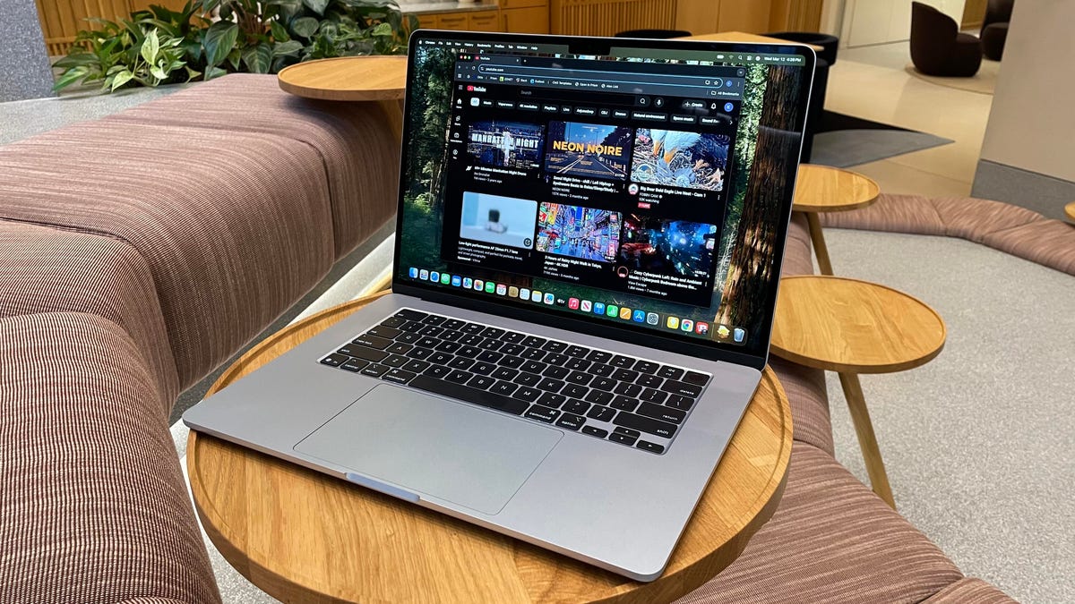 Apple готовит бюджетный MacBook с чипом A18 Pro от iPhone 16 Pro. Экран 13 дюймов, цвета на выбор, цена ниже 700. Релиз в 2025-2026.
