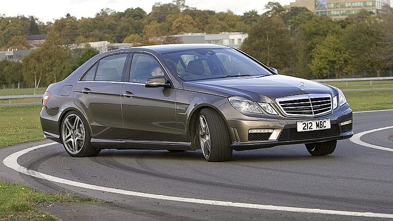 Mercedes-Benz E63 AMG 2009-2011: последний атмосферный V8 с 518 л.с. и агрессивным характером. Разгон до 100 кмч за 4,5 секунды.