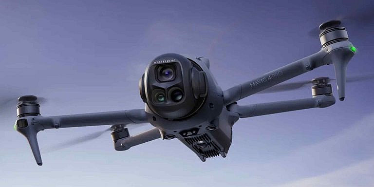 DJI не выпускает новый флагманский дрон Mavic 4 Pro в США из-за тарифов и опасений властей. Дрон с тремя камерами и 100-МП сенсором уже продается в Китае.