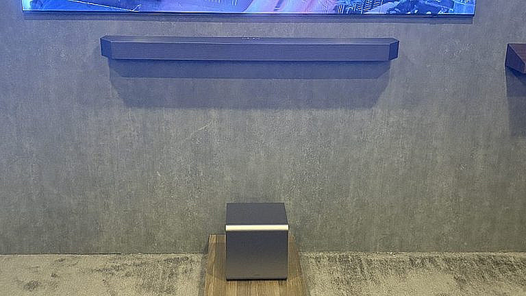 Новые саундбары Dolby Atmos 2025 года: Marshall Heston 120, JBL Bar 1300MK2 и Samsung Q990F с улучшенными сабвуферами.