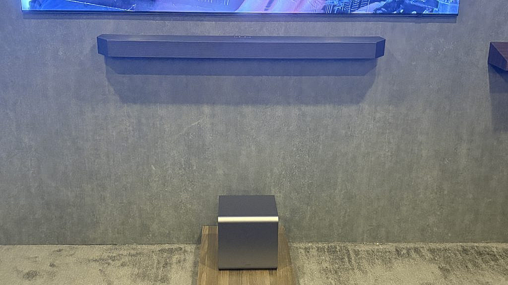 Новые саундбары Dolby Atmos 2025 года: Marshall Heston 120, JBL Bar 1300MK2 и Samsung Q990F с улучшенными сабвуферами.