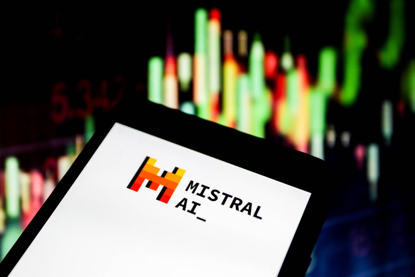 Mistral AI опубликовала отчет о влиянии ИИ на экологию: выбросы CO2, потребление воды и материалов при обучении моделей.