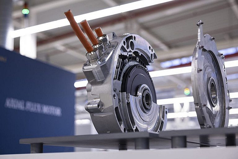 Mercedes-Benz запускает серийное производство революционного осевого электродвигателя, который компактнее и легче традиционных. Технология обещает перевернуть рынок спортивных электрокаров.