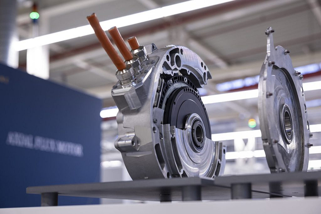 Mercedes-Benz запускает серийное производство революционного осевого электродвигателя, который компактнее и легче традиционных. Технология обещает перевернуть рынок спортивных электрокаров.
