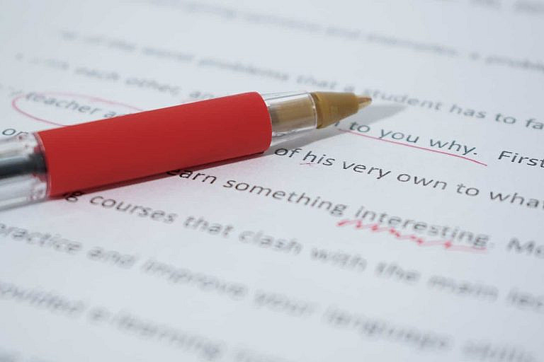 ИИ Examino проверяет работы учеников за 30 секунд, экономя время учителей. Поддерживает 20 предметов и 15 уровней сложности.