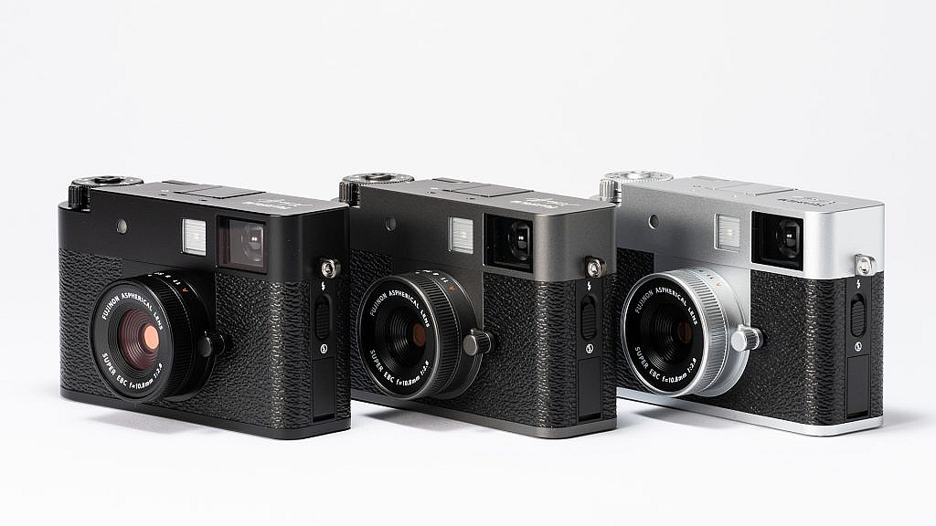 FUJIFILM X half компактная камера с вертикальным сенсором и функцией сдвоенных кадров. Весит 240 г, 1-дюймовый сенсор, 10.8mm F2.8. Цена 849.99.