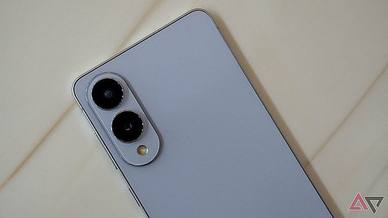 Galaxy S25 Edge прошел тест на изгиб: тонкий корпус 5,8 мм и титановая рамка выдержали испытание. Gorilla Glass Ceramic 2 защищает экран.