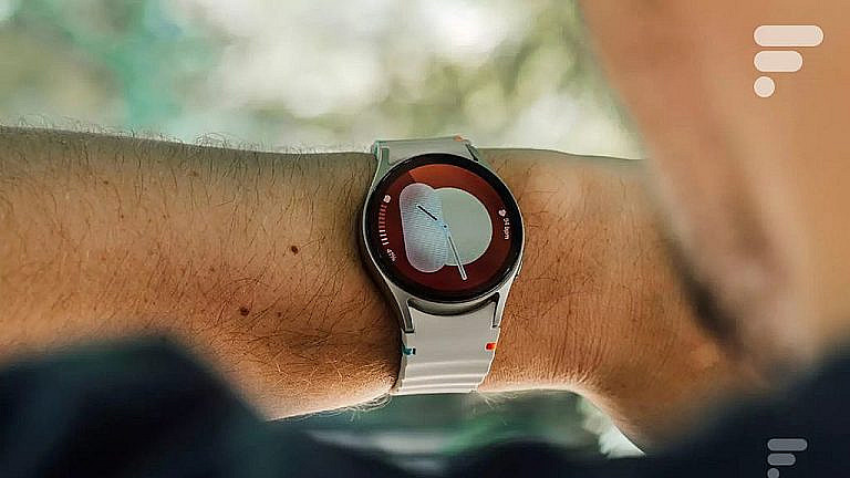 Samsung добавила мониторинг апноэ сна в Galaxy Watch. Функция анализирует дыхание и пульс, доступна в 70 странах, включая Европу.
