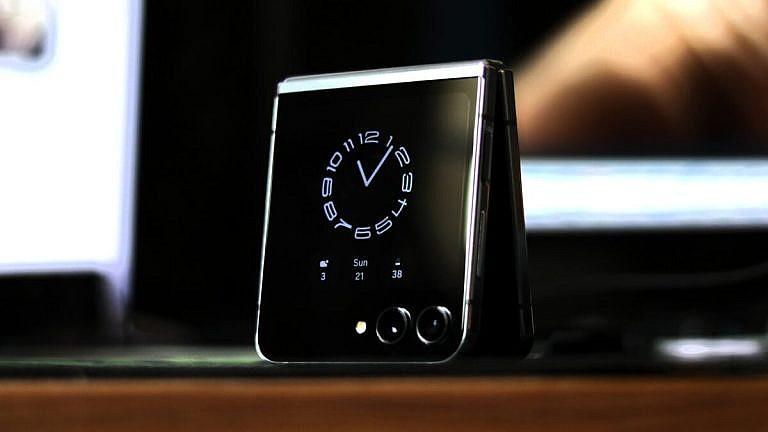 Новые рендеры Galaxy Z Flip 7 и Flip 7 FE показали кораллово-красный цвет. Утечка подтвердила три варианта стандартной модели и два Fan Edition.