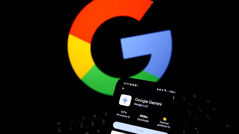 Google обновил Gemini, добавив анализ видео в Drive. ИИ выделяет ключевые моменты, составляет сводки и ищет информацию. Доступно для корпоративных клиентов и подписчиков.