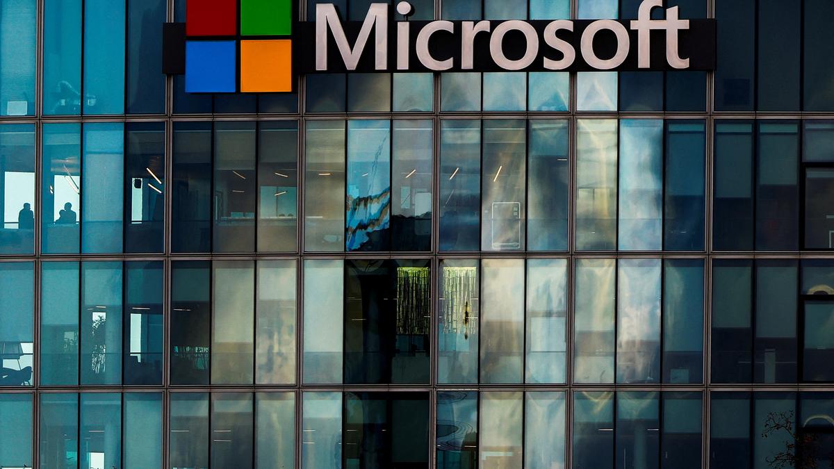 Microsoft добавила ИИ от Anthropic в GitHub для автоматизации разработки, исправления ошибок и ускорения процессов, расширяя сотрудничество с Google и OpenAI.