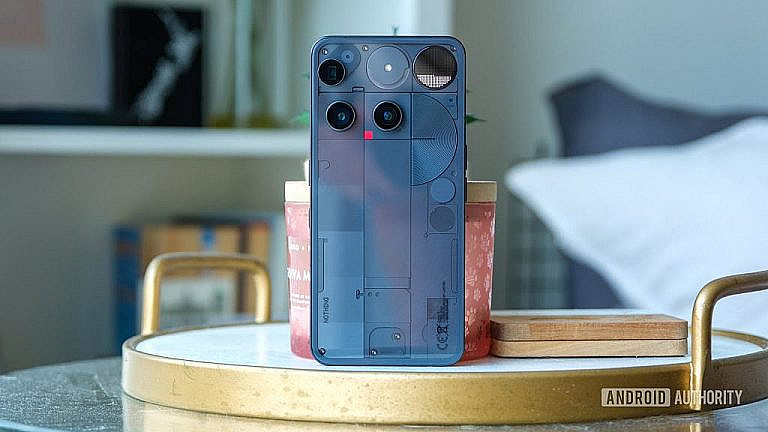 Nothing Phone 3: уникальный дизайн с непрактичными элементами. Уязвимые камеры и Glyph Matrix требуют защиты, но чехлов пока нет.