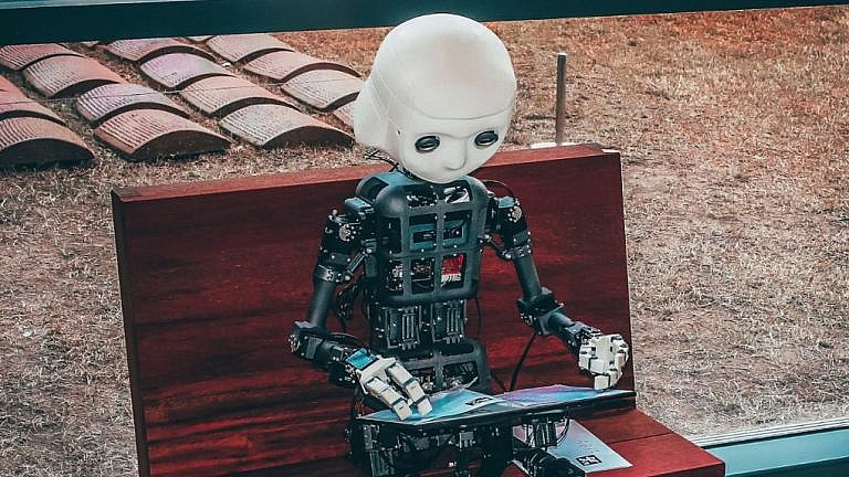 Google представил Storybook в Gemini для создания иллюстрированных историй. Microsoft Project Ire ловит вредоносное ПО без человека. OpenAI против списывания и выпустила бесплатные модели. xAI тестирует Grok Imagine с NSFW-контентом.