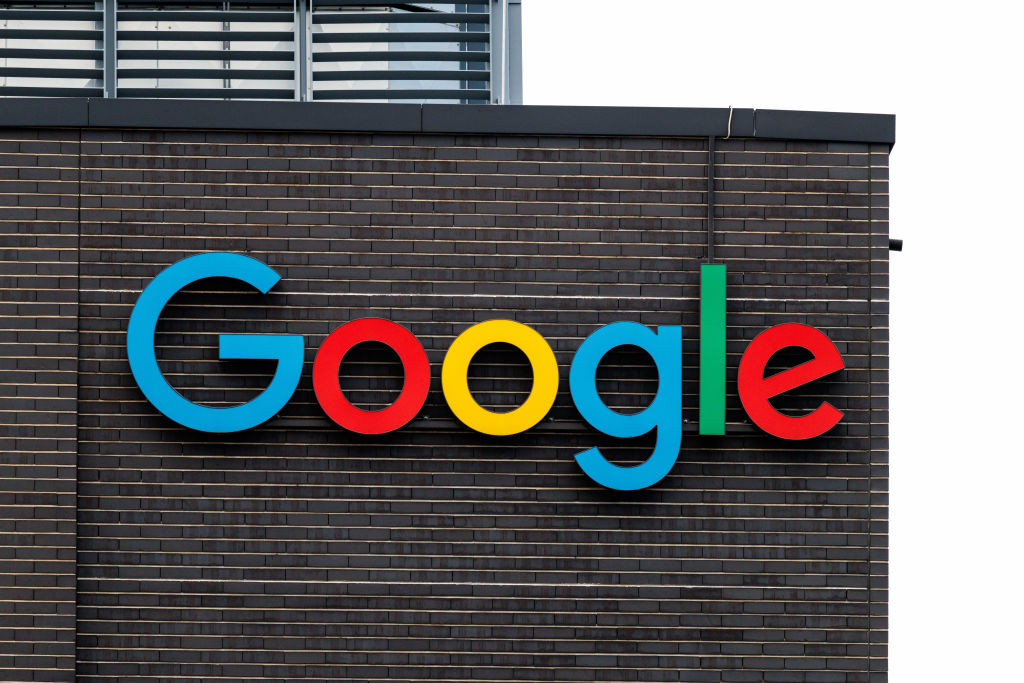 Google исправила ошибку в AI Overviews: система утверждала, что сейчас 2024 год, хотя уже 2025. Баг заметили пользователи, компания быстро отреагировала. ИИ-поиск развивается, но ошибки случаются.