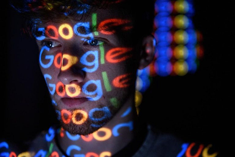 Google Messages представит Key Verifier для защиты от мошенников. Функция проверяет подлинность собеседника через QR-код и сравнение номеров. Обновление выйдет летом.
