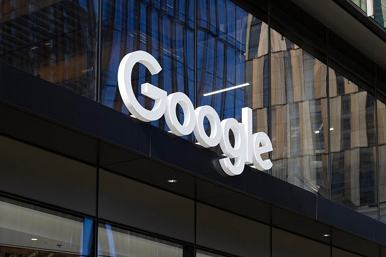 Google подписал кодекс ЕС по ИИ, несмотря на опасения. Компания поддержала прозрачность, авторские права и безопасность, но выразила риски для инноваций.